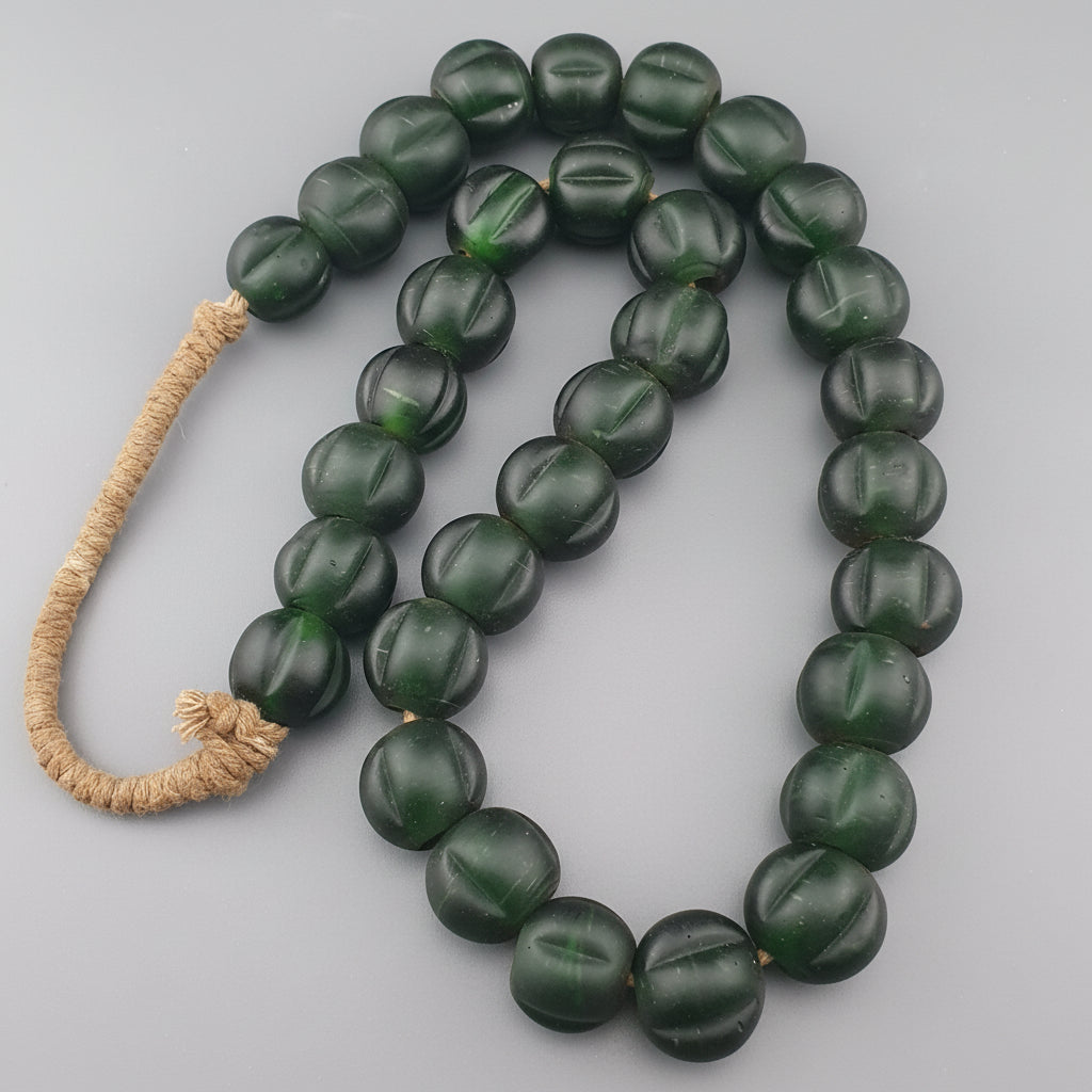 Vintage afrikanische Melonenform dunkelgrüne Glasperlen Halskettenstränge