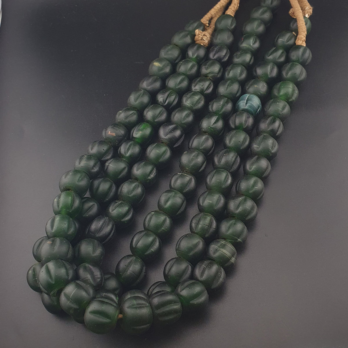 Vintage afrikanische Melonenform dunkelgrüne Glasperlen Halskettenstränge