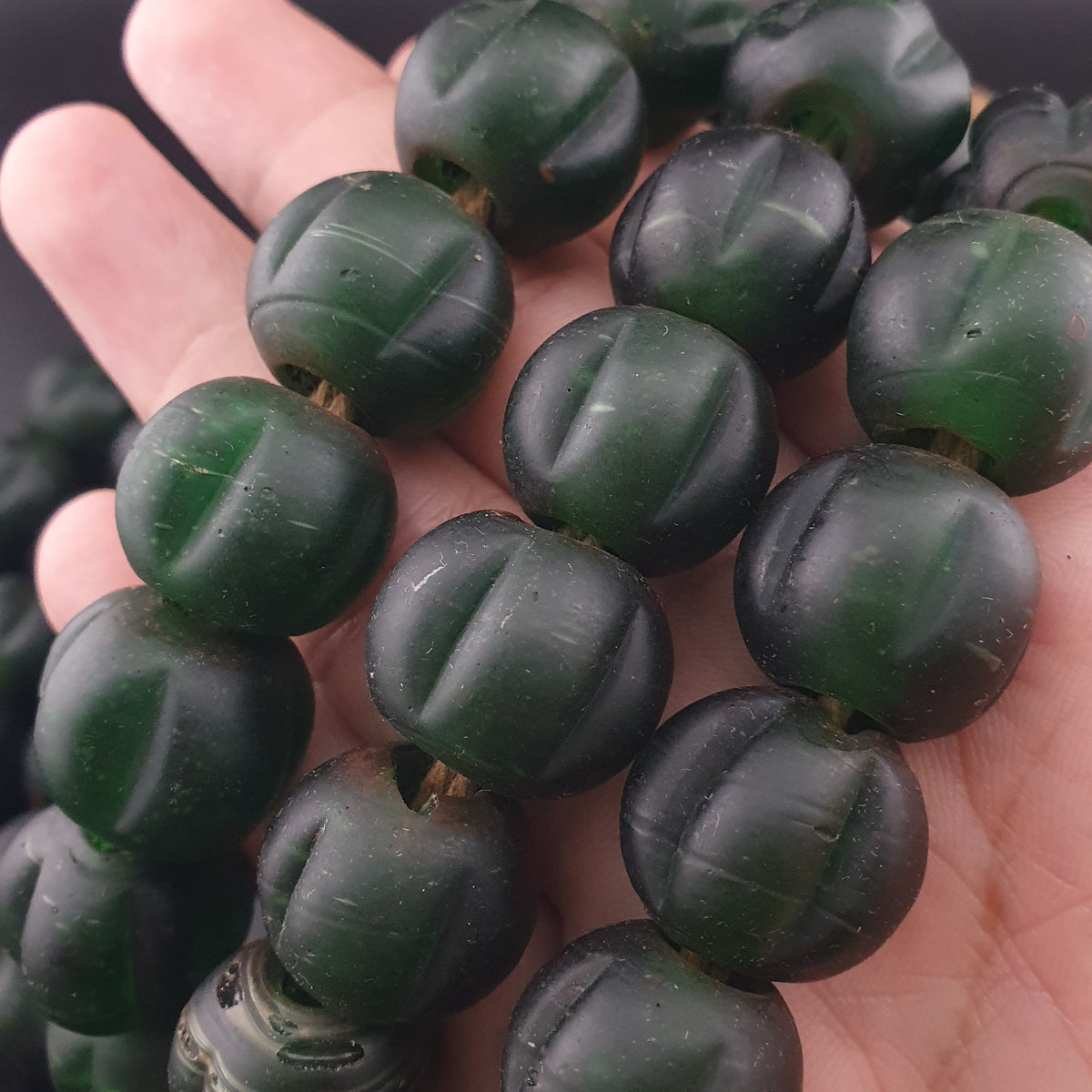 Vintage afrikanische Melonenform dunkelgrüne Glasperlen Halskettenstränge