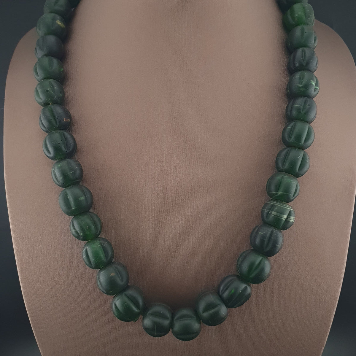 Collier de perles de verre antiques africaines en forme de melon, vert, 50,8 cm de long