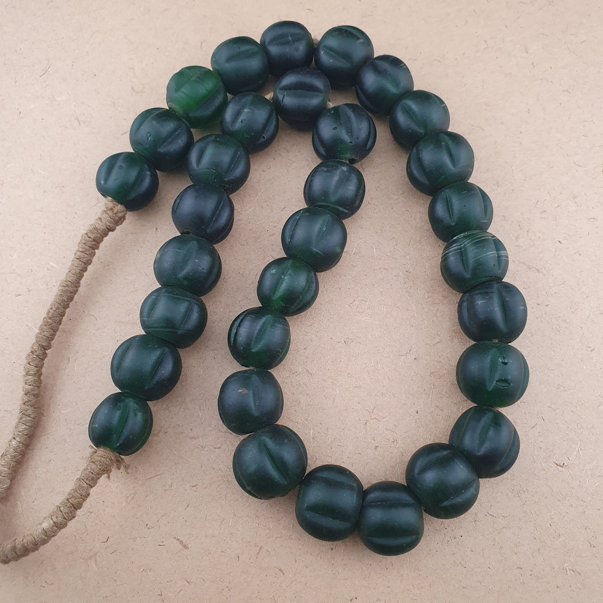Vintage afrikanische Melonenform dunkelgrüne Glasperlen Halskettenstränge