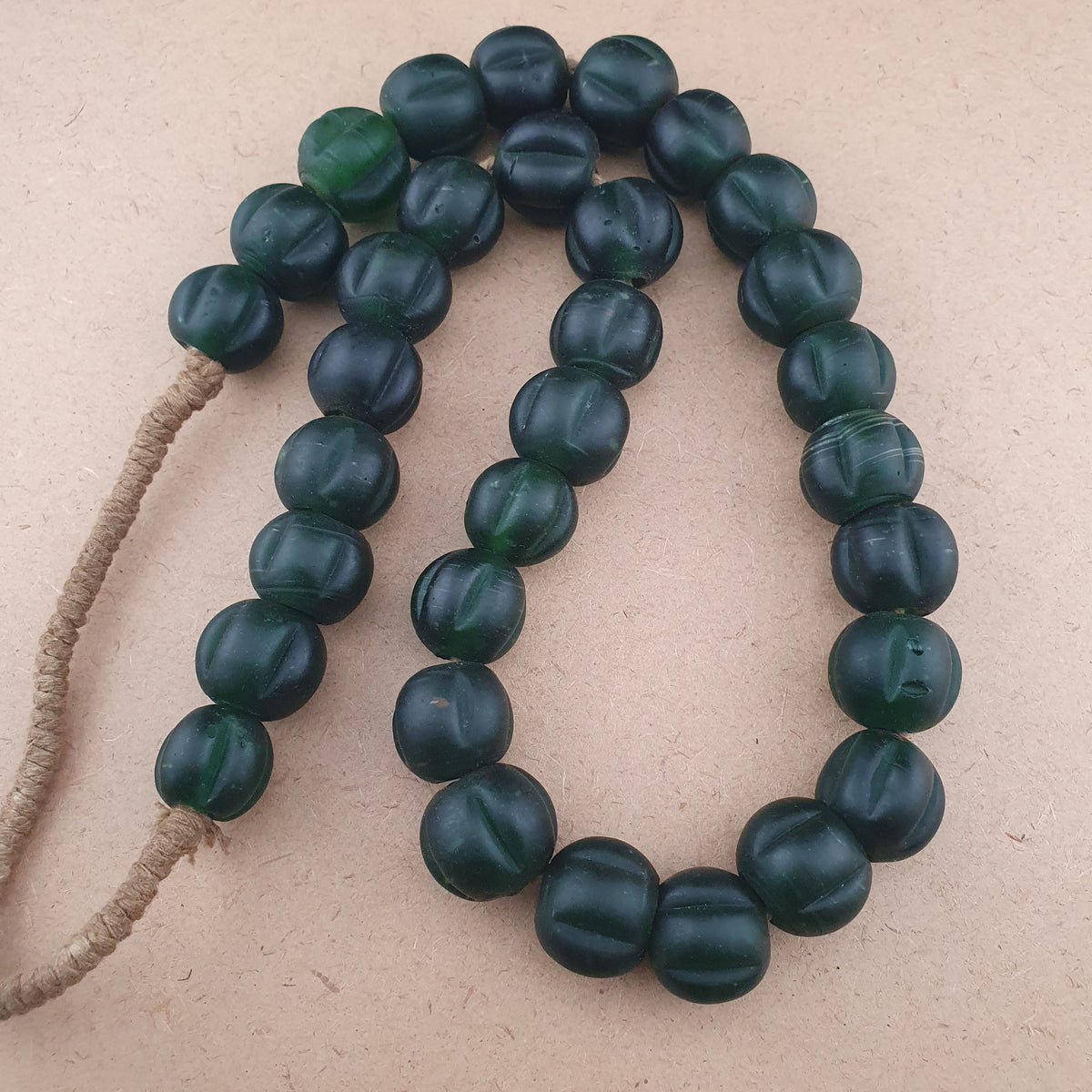 Vintage afrikanische Melonenform dunkelgrüne Glasperlen Halskettenstränge