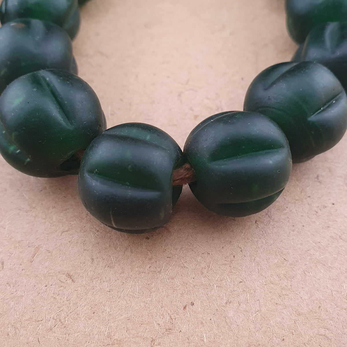 Vintage afrikanische Melonenform dunkelgrüne Glasperlen Halskettenstränge
