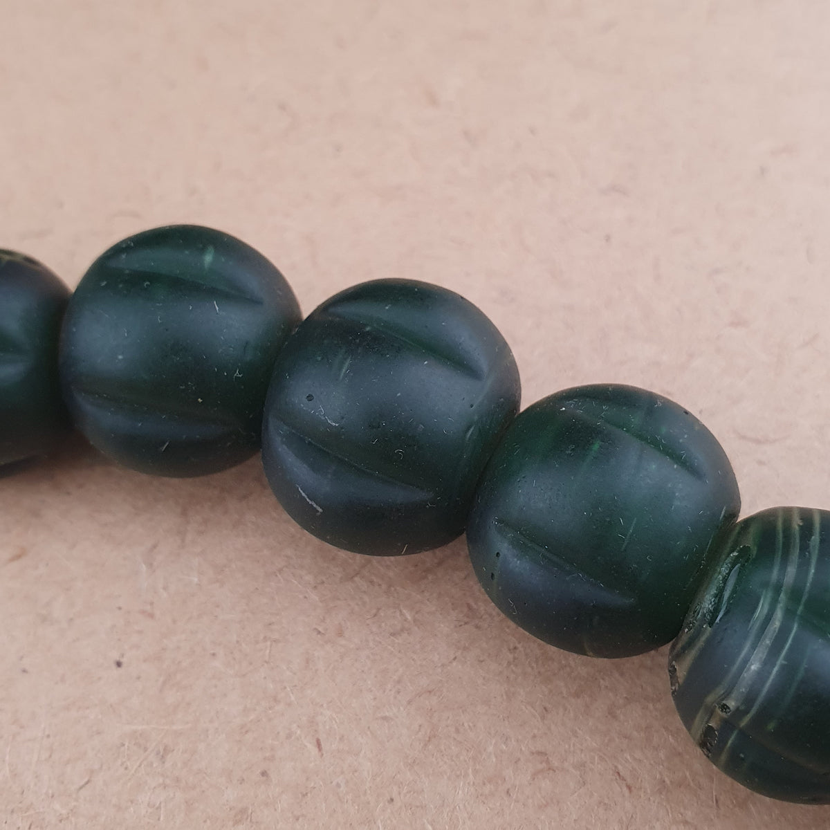 Vintage afrikanische Melonenform dunkelgrüne Glasperlen Halskettenstränge