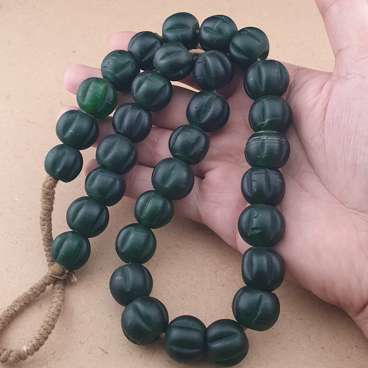 Vintage afrikanische Melonenform dunkelgrüne Glasperlen Halskettenstränge