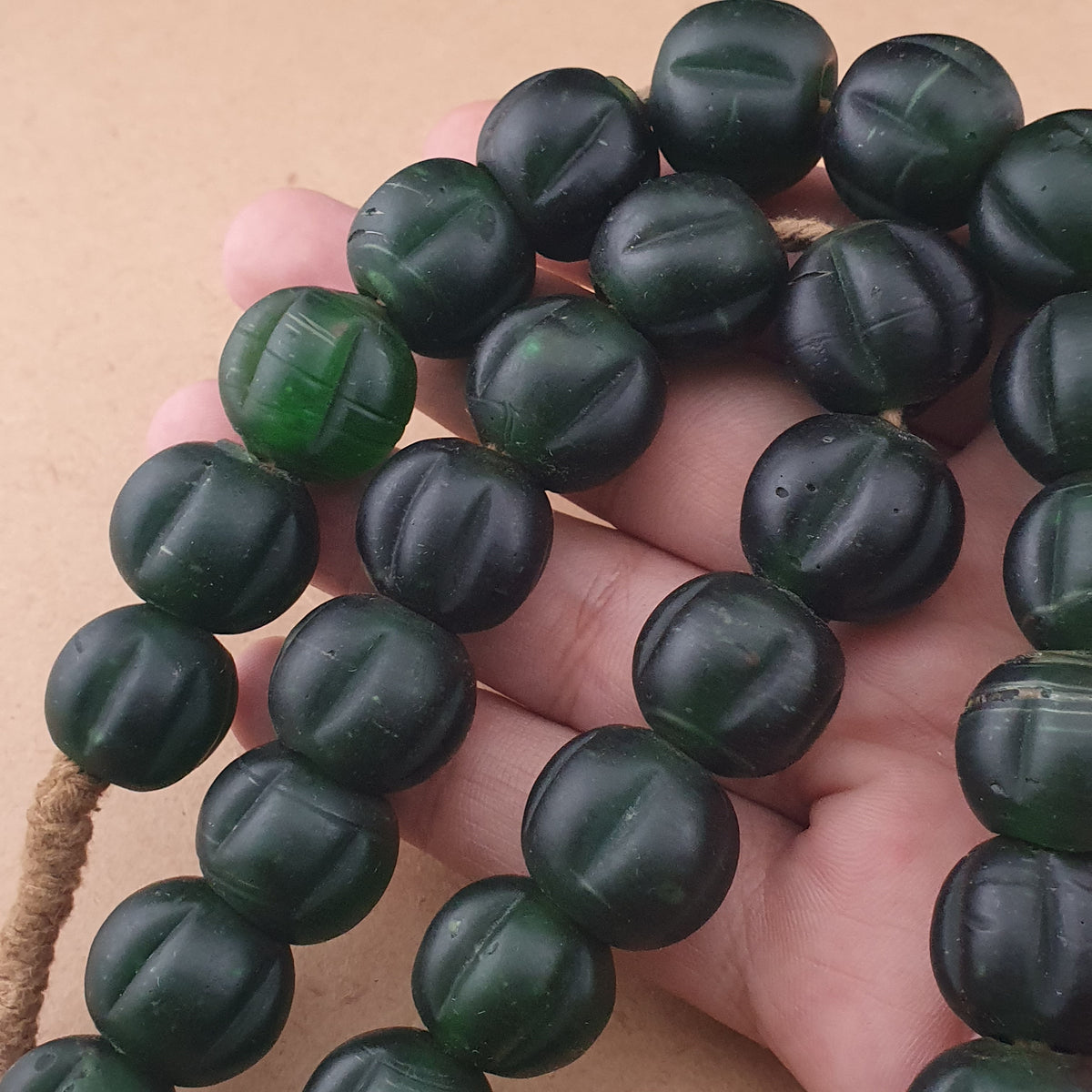 Vintage afrikanische Melonenform dunkelgrüne Glasperlen Halskettenstränge