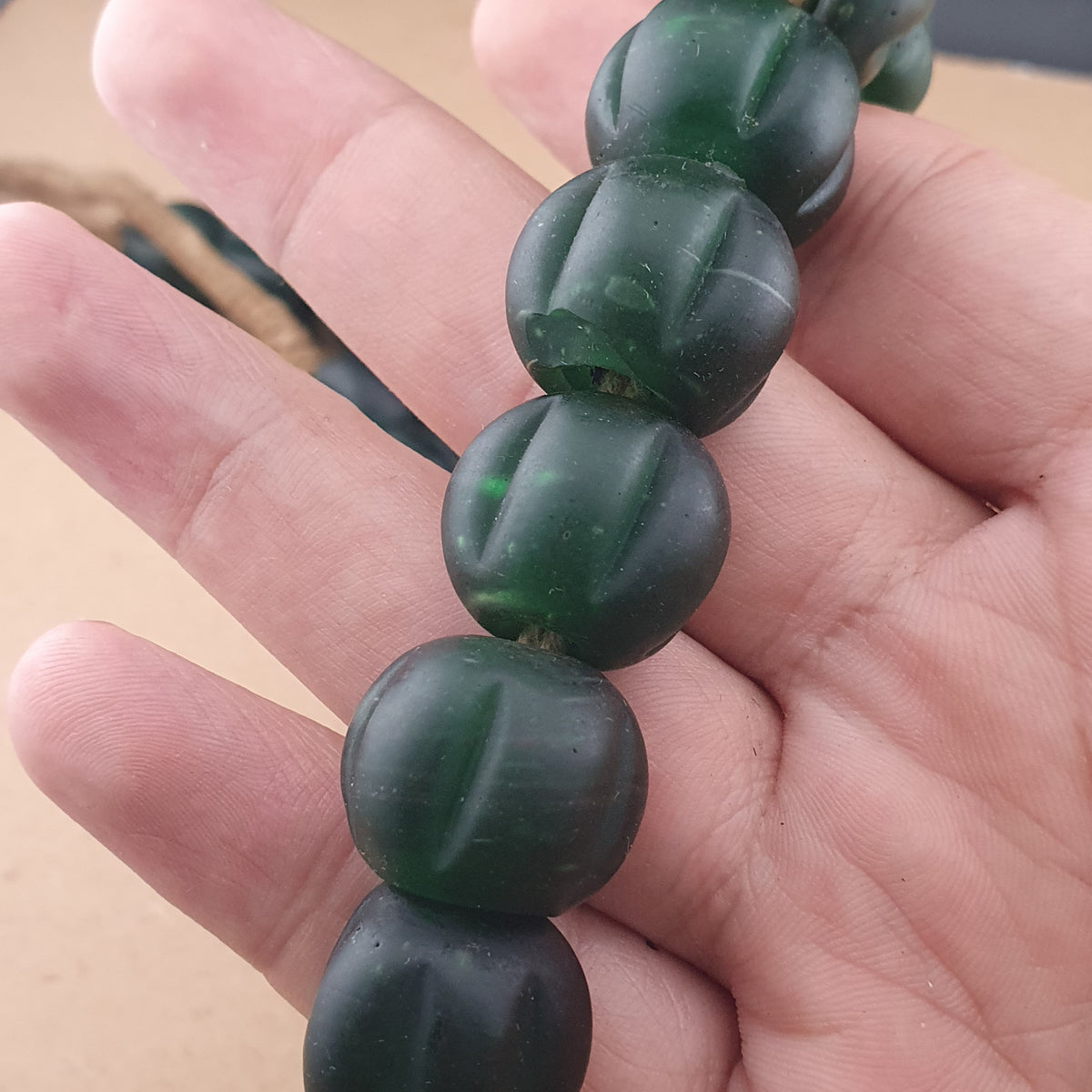Vintage afrikanische Melonenform dunkelgrüne Glasperlen Halskettenstränge