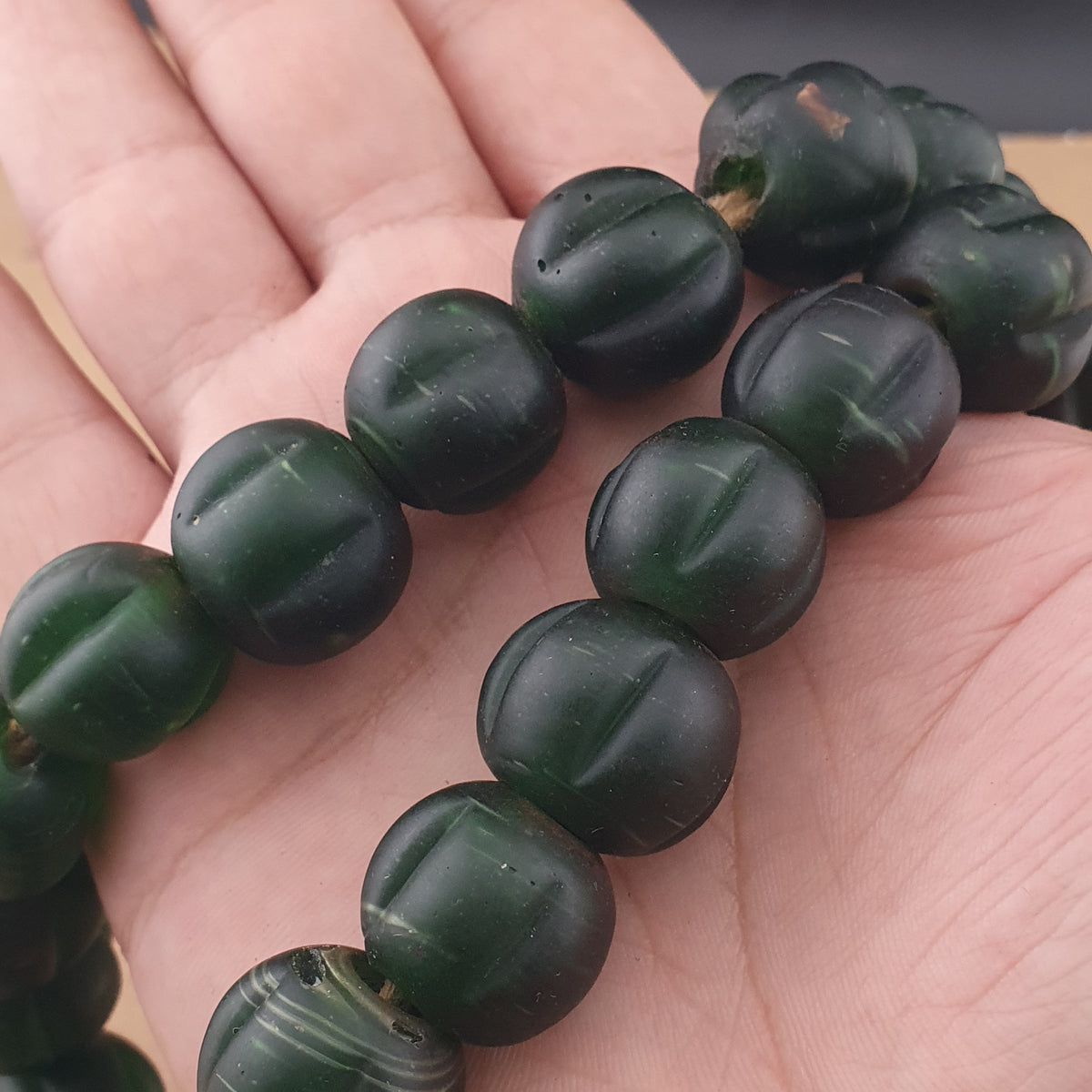 Vintage afrikanische Melonenform dunkelgrüne Glasperlen Halskettenstränge