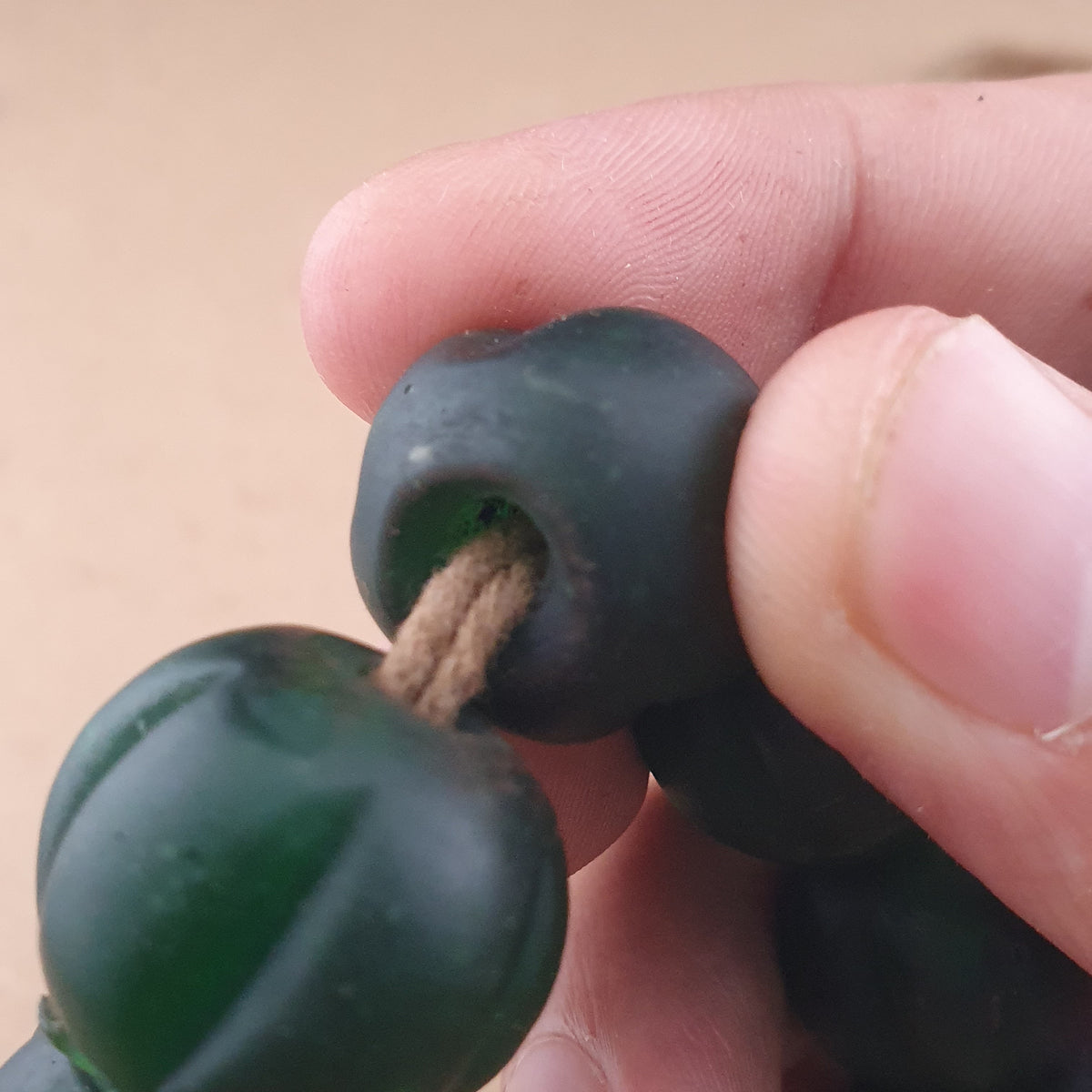 Vintage afrikanische Melonenform dunkelgrüne Glasperlen Halskettenstränge