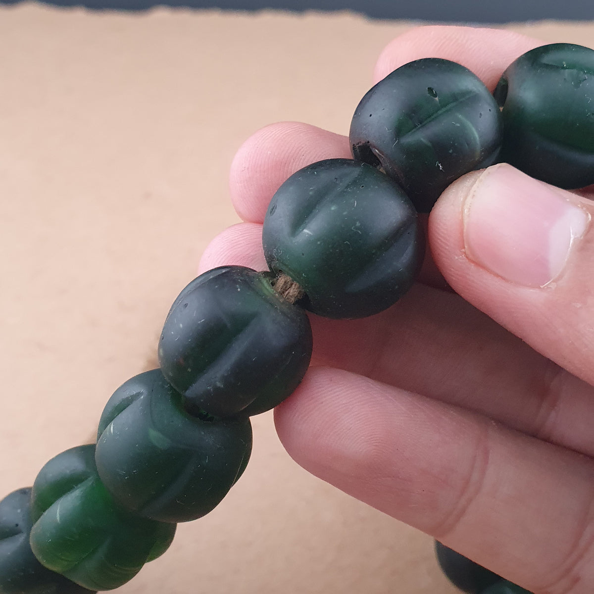Vintage afrikanische Melonenform dunkelgrüne Glasperlen Halskettenstränge