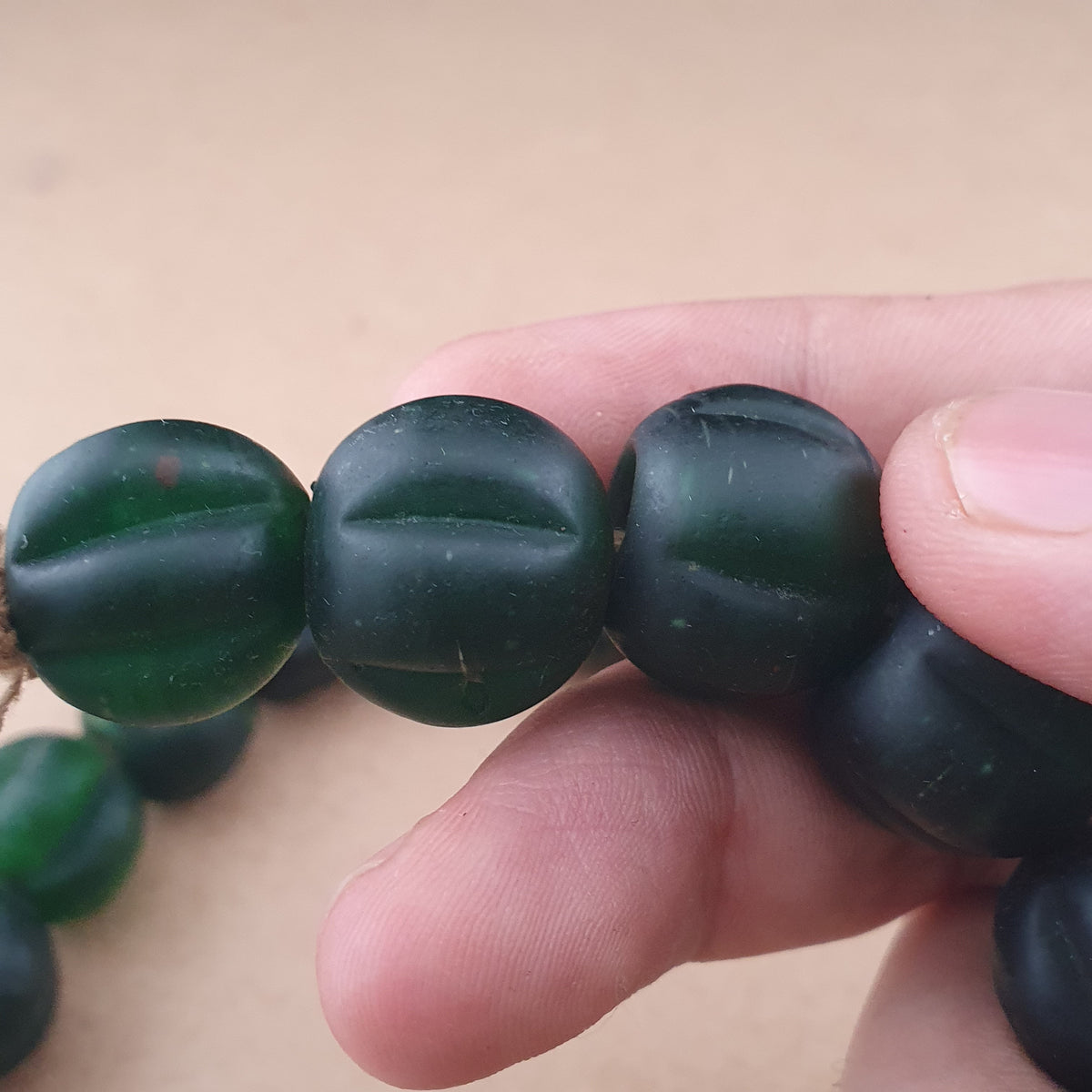 Vintage afrikanische Melonenform dunkelgrüne Glasperlen Halskettenstränge