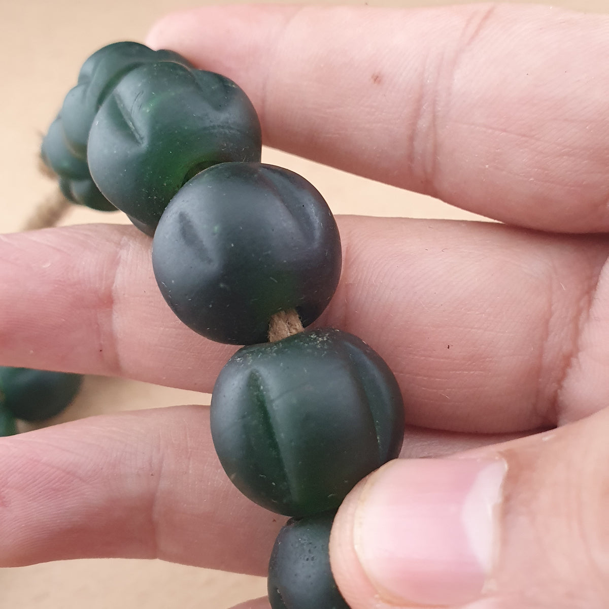 Vintage afrikanische Melonenform dunkelgrüne Glasperlen Halskettenstränge