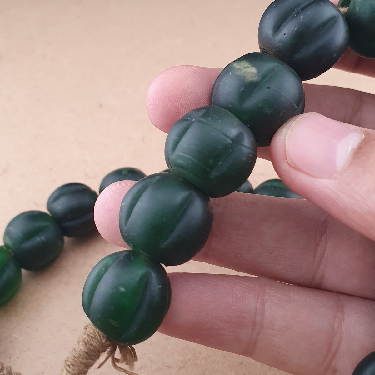 Vintage afrikanische Melonenform dunkelgrüne Glasperlen Halskettenstränge