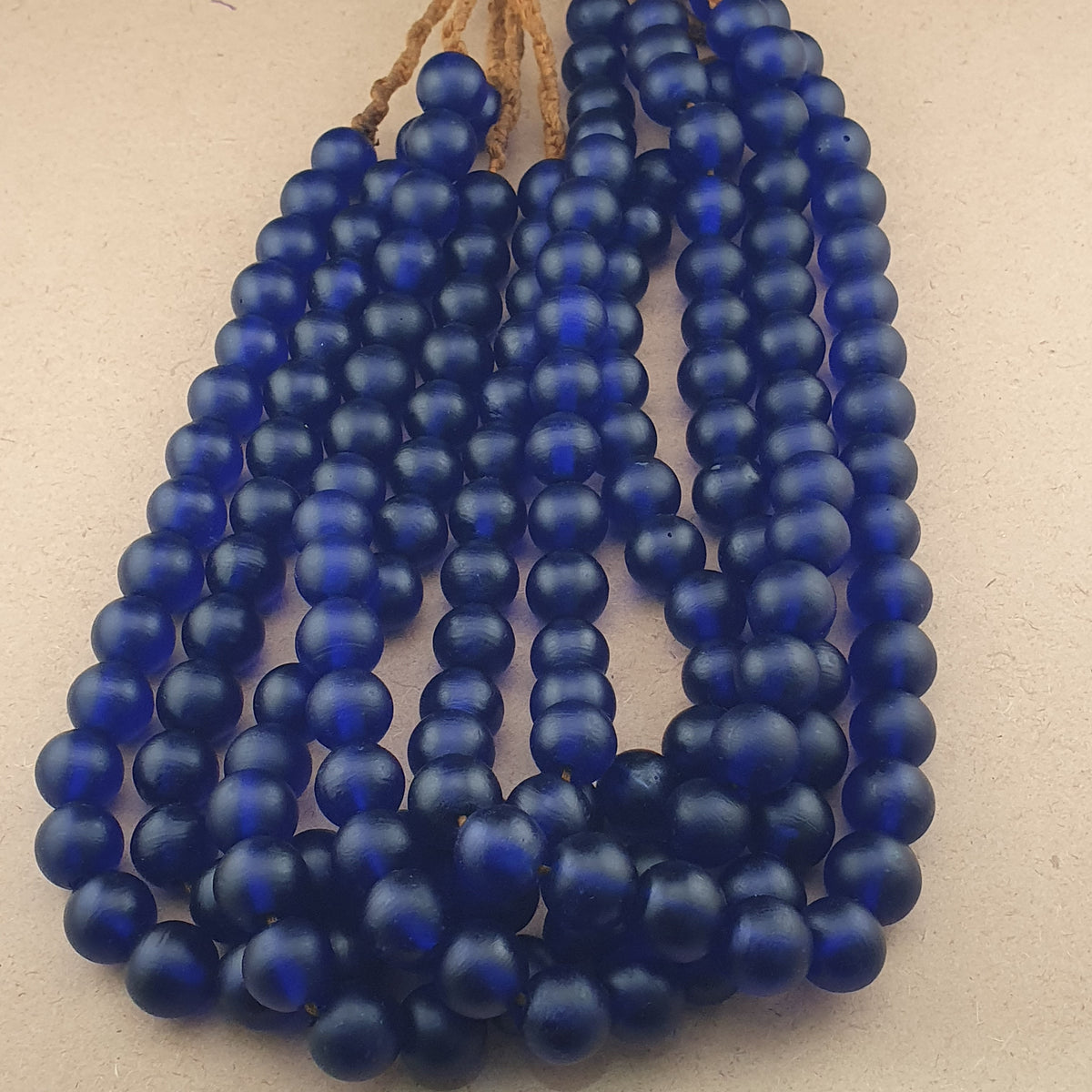 Vintage traditionelle afrikanische Kobaltblaue Glasperlenstränge
