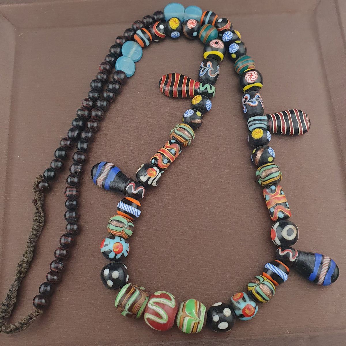 Collier en perles de verre mélangées de style vénitien antique