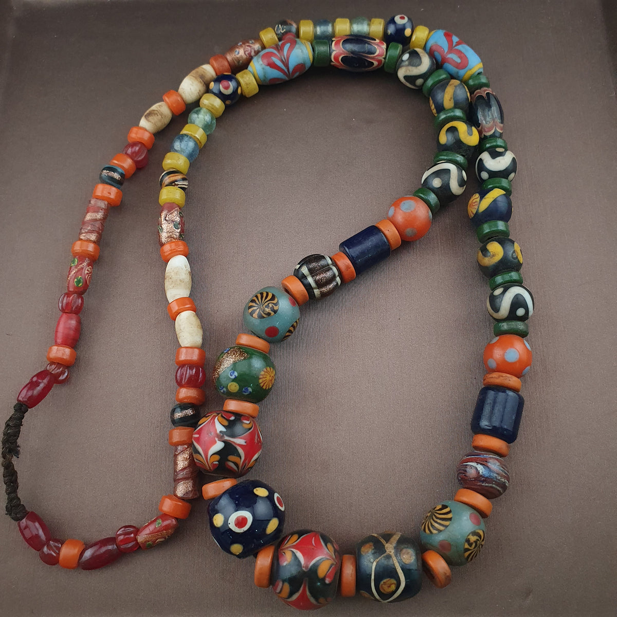 Collier de perles de verre mélange multicolore style vénitien ancien