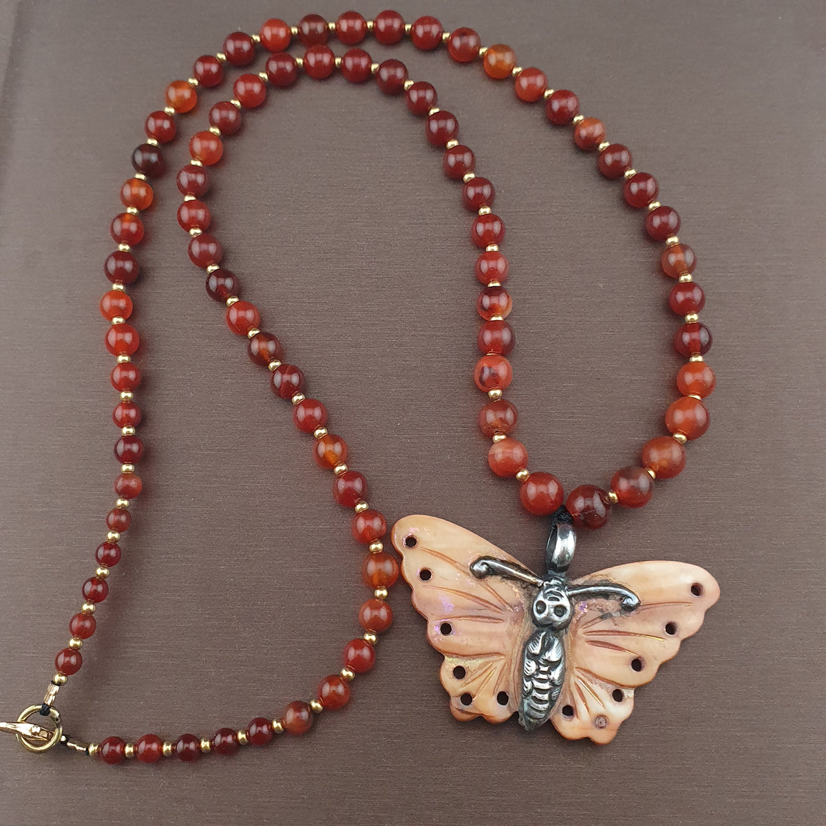 Collier avec pendentif papillon coquillage en argent sterling et perles d'agate cornaline antiques du Mali