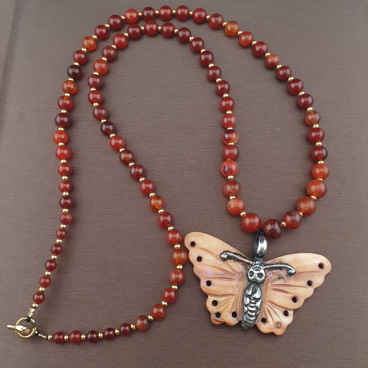 Collier avec pendentif papillon coquillage en argent sterling et perles d'agate cornaline antiques du Mali