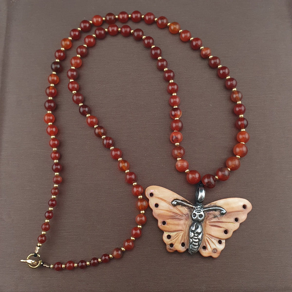 Collier avec pendentif papillon coquillage en argent sterling et perles d'agate cornaline antiques du Mali