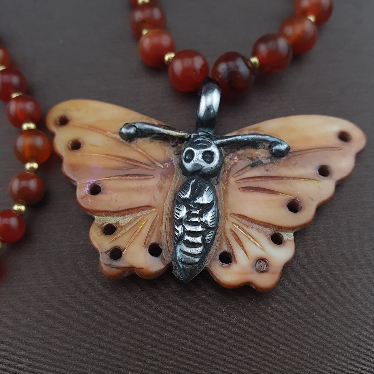 Collier avec pendentif papillon coquillage en argent sterling et perles d'agate cornaline antiques du Mali
