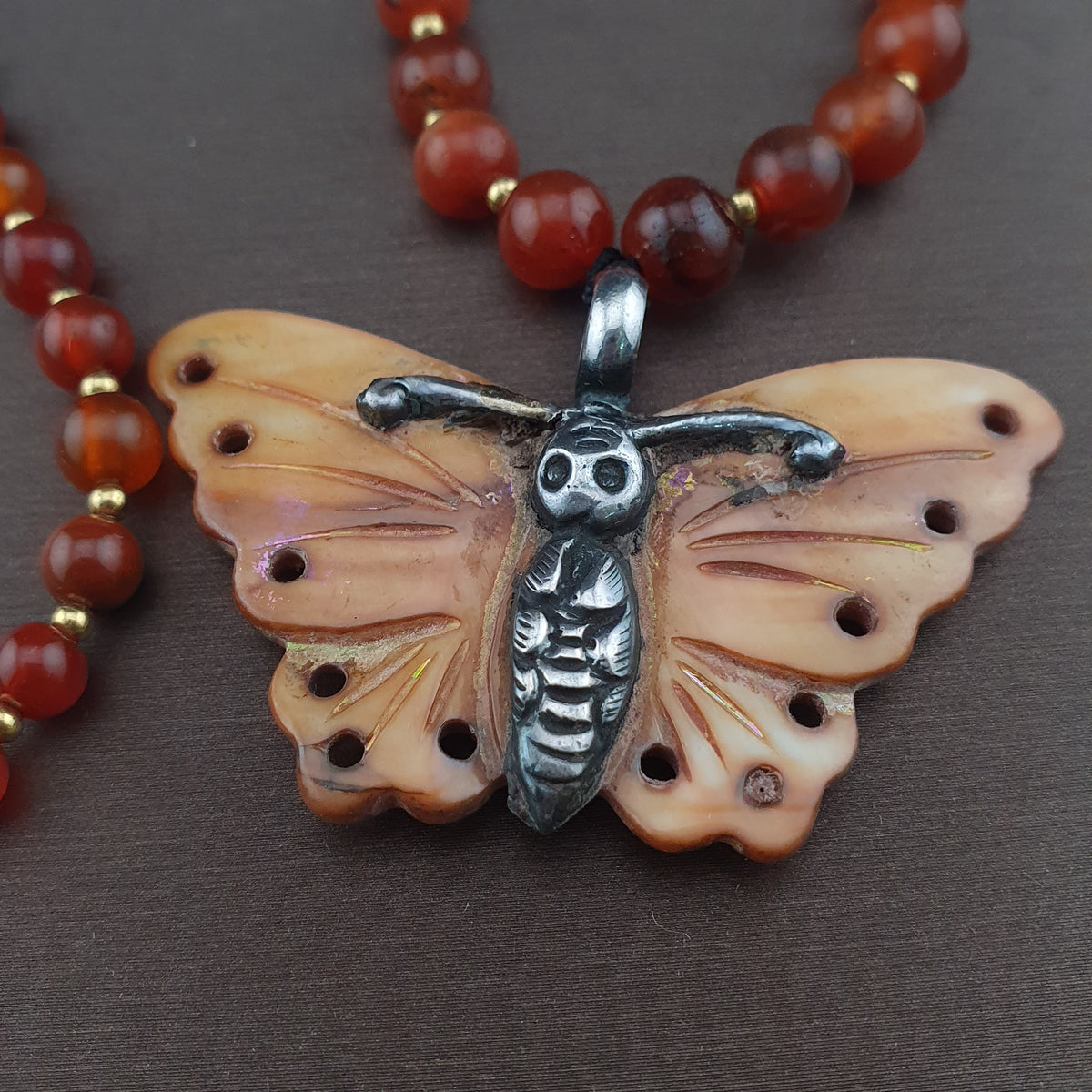 Collier avec pendentif papillon coquillage en argent sterling et perles d'agate cornaline antiques du Mali