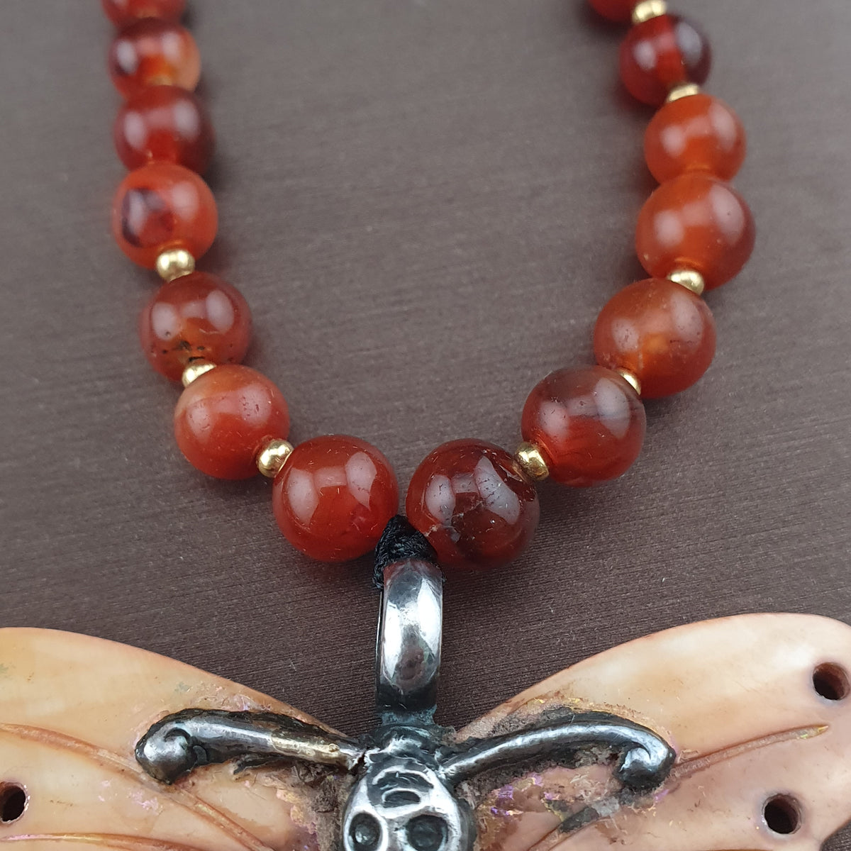 Collier avec pendentif papillon coquillage en argent sterling et perles d'agate cornaline antiques du Mali