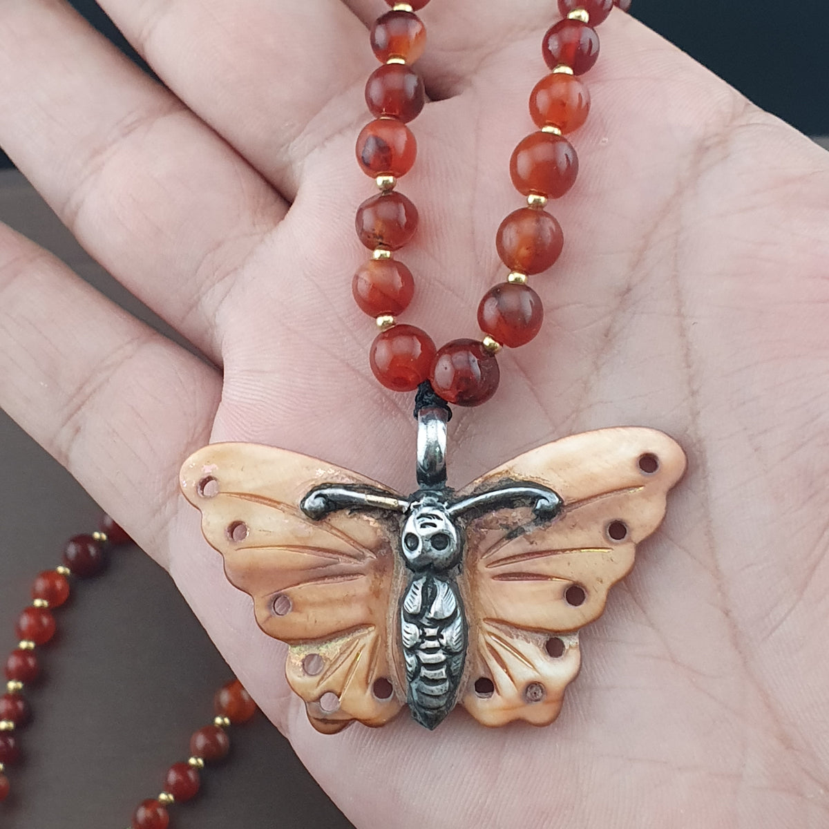 Collier avec pendentif papillon coquillage en argent sterling et perles d'agate cornaline antiques du Mali