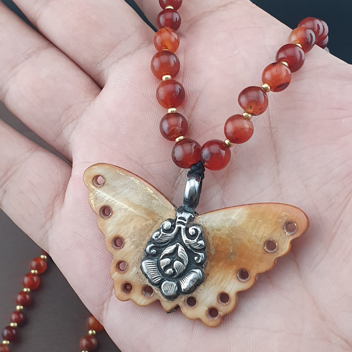 Collier avec pendentif papillon coquillage en argent sterling et perles d'agate cornaline antiques du Mali