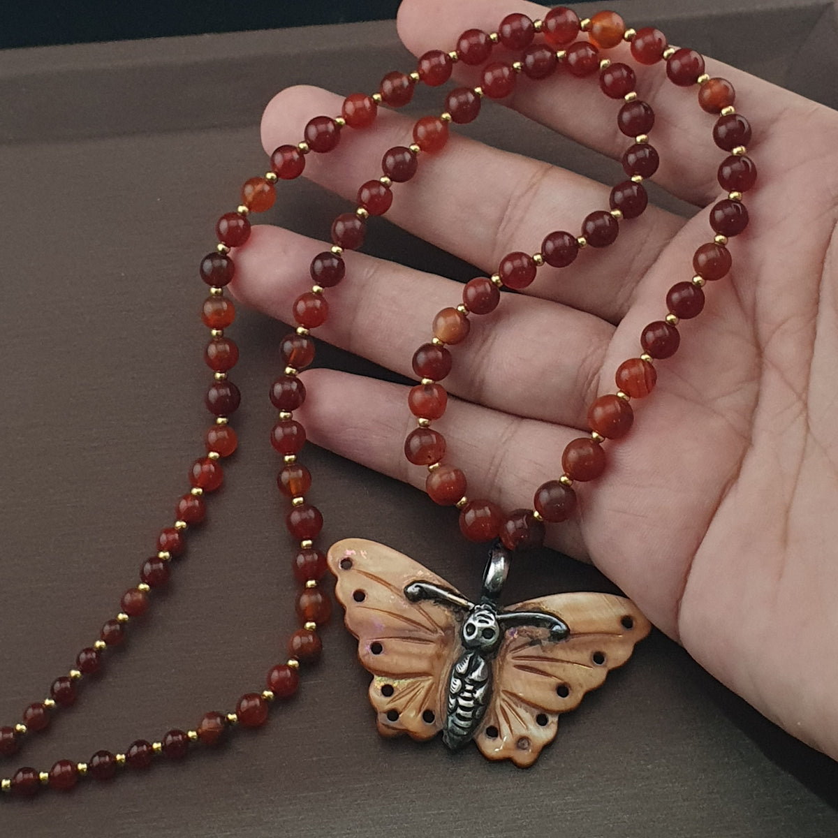 Collier avec pendentif papillon coquillage en argent sterling et perles d'agate cornaline antiques du Mali