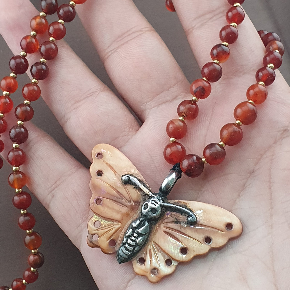 Collier avec pendentif papillon coquillage en argent sterling et perles d'agate cornaline antiques du Mali