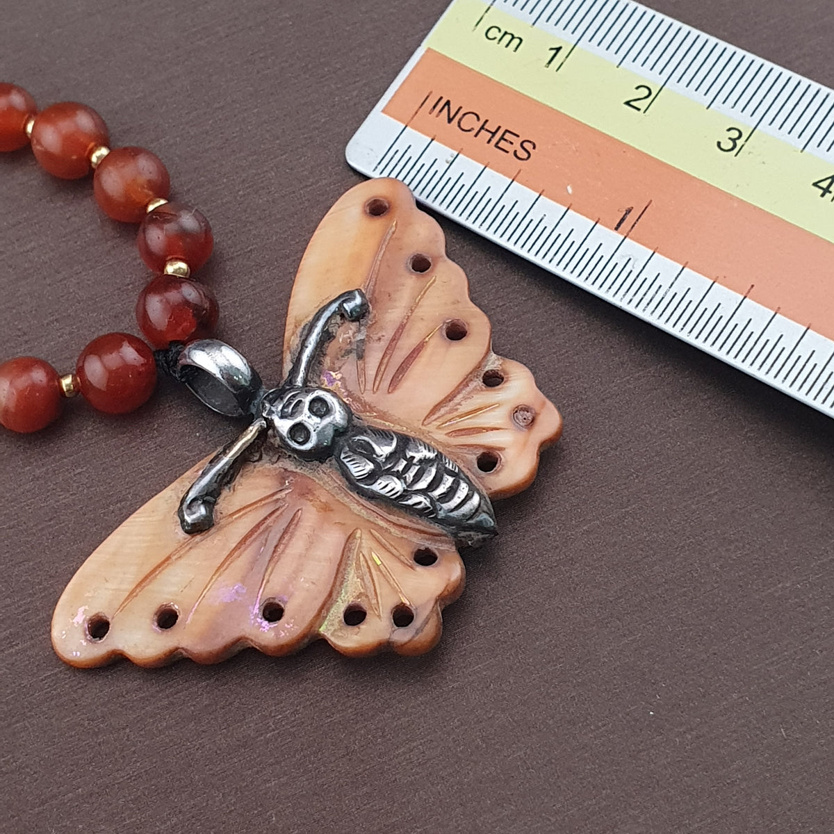 Collier avec pendentif papillon coquillage en argent sterling et perles d'agate cornaline antiques du Mali