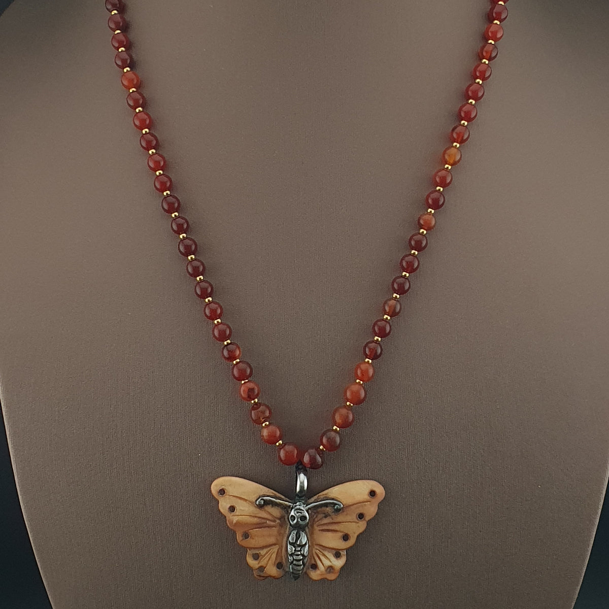 Collier avec pendentif papillon coquillage en argent sterling et perles d'agate cornaline antiques du Mali