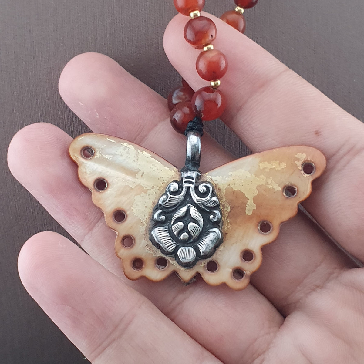 Collier avec pendentif papillon coquillage en argent sterling et perles d'agate cornaline antiques du Mali
