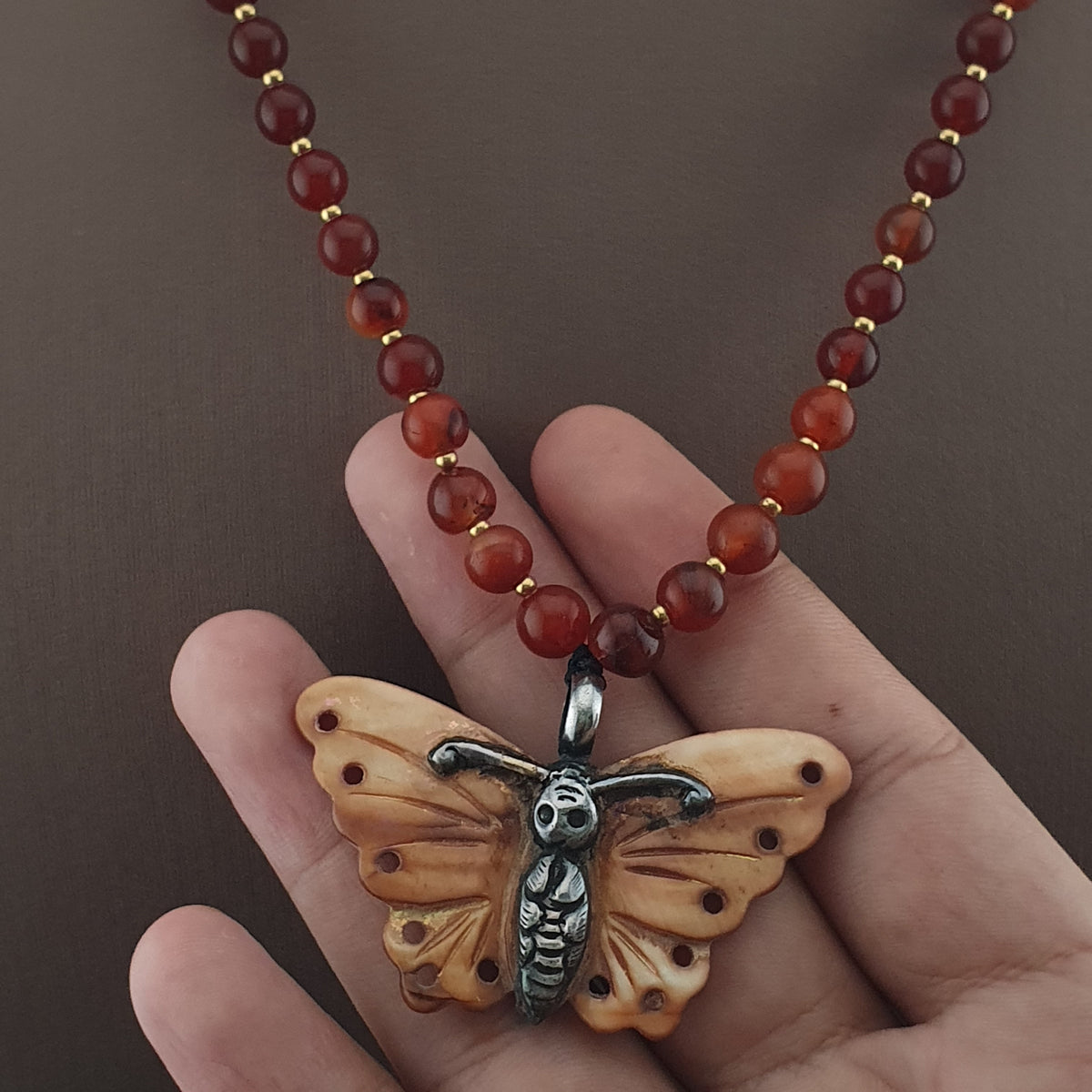 Collier avec pendentif papillon coquillage en argent sterling et perles d'agate cornaline antiques du Mali