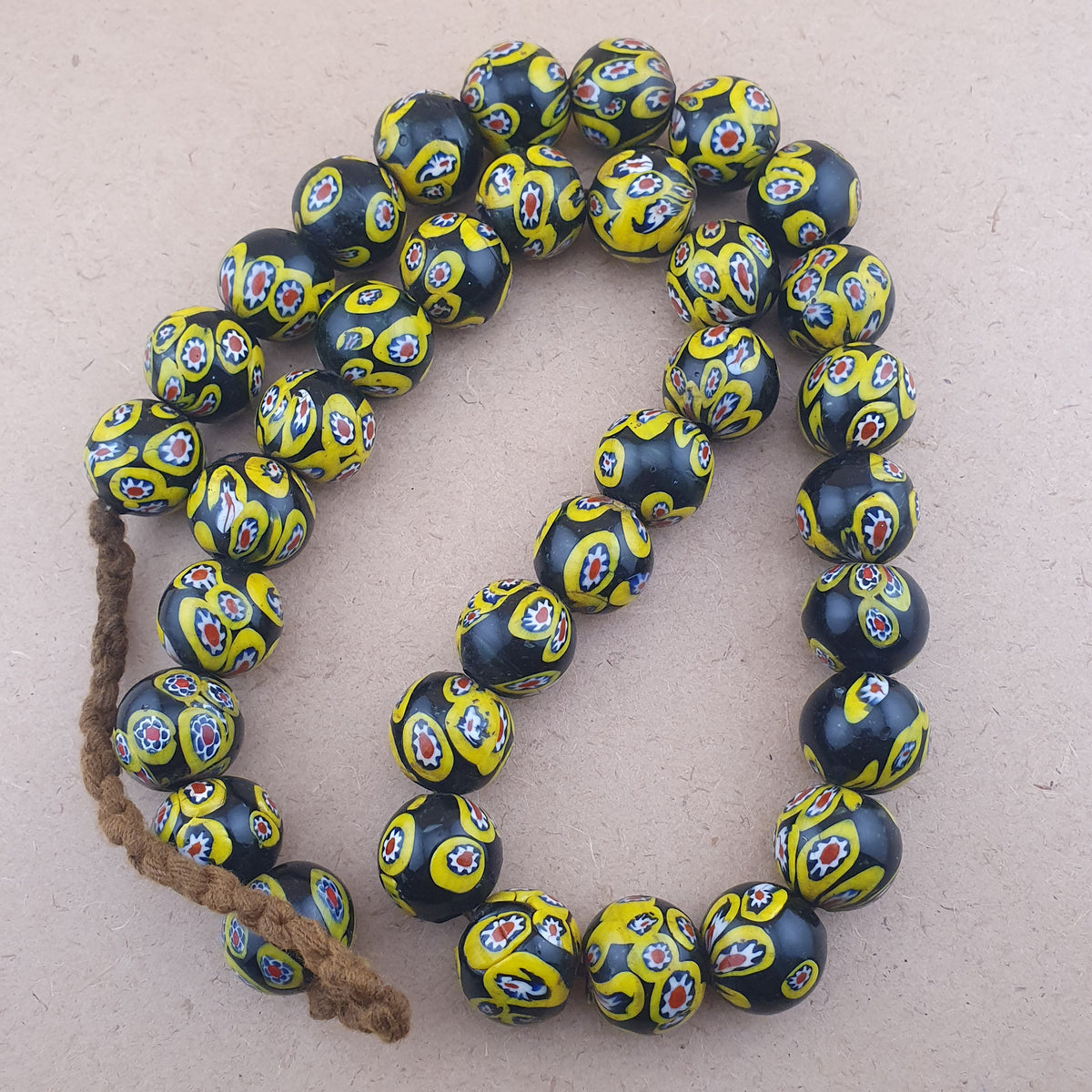 Collier en Perles de Verre Millefiori de Style Murano Ancien 22 Pouces Rangs
