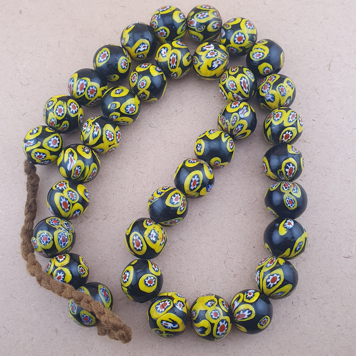 Collier en Perles de Verre Millefiori de Style Murano Ancien 22 Pouces Rangs