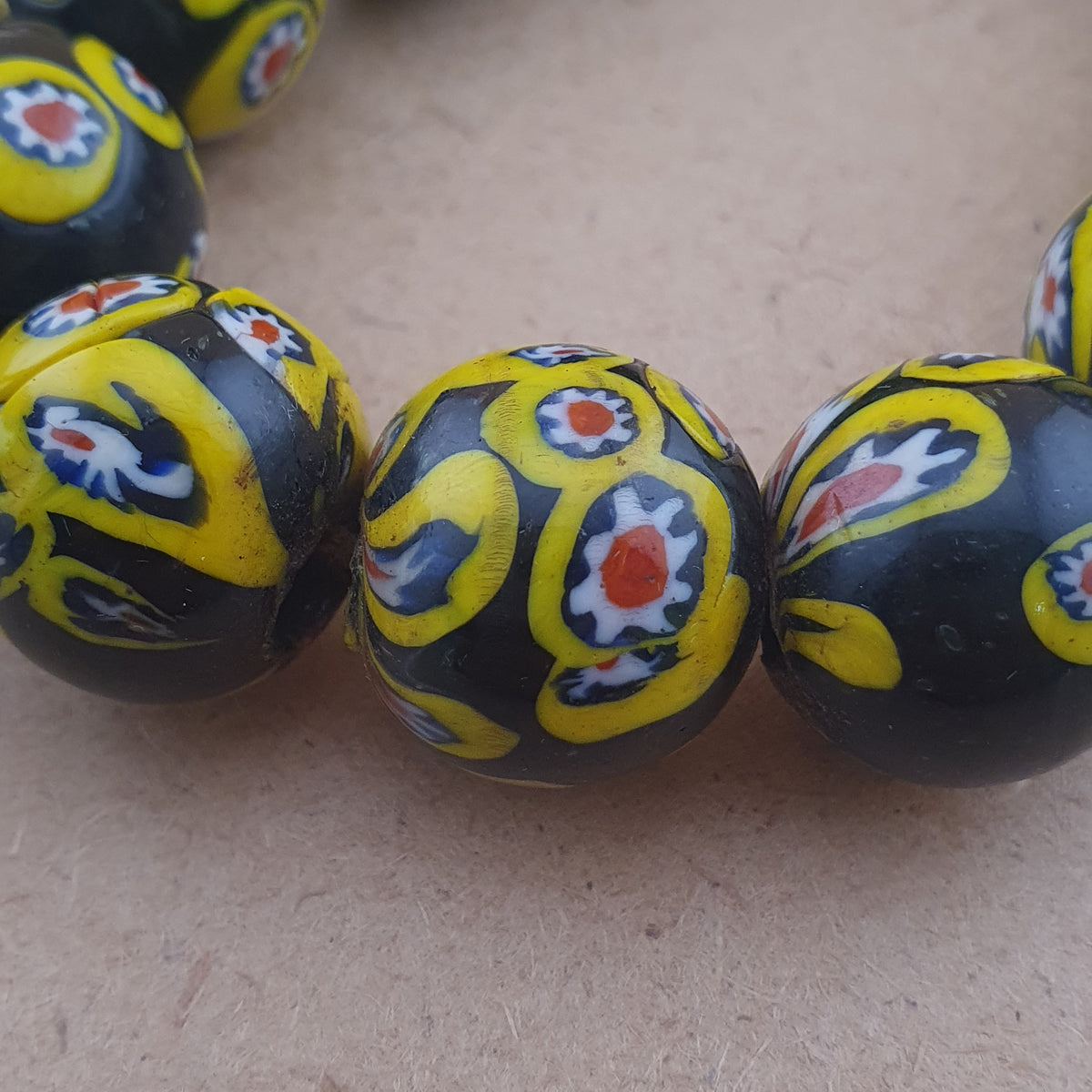 Collier en Perles de Verre Millefiori de Style Murano Ancien 22 Pouces Rangs