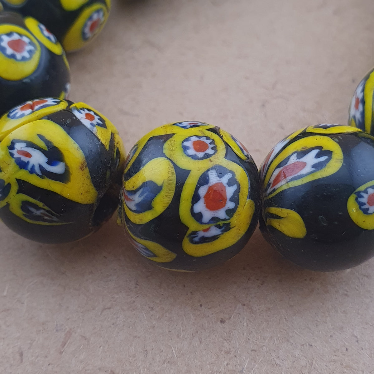Collier en Perles de Verre Millefiori de Style Murano Ancien 22 Pouces Rangs
