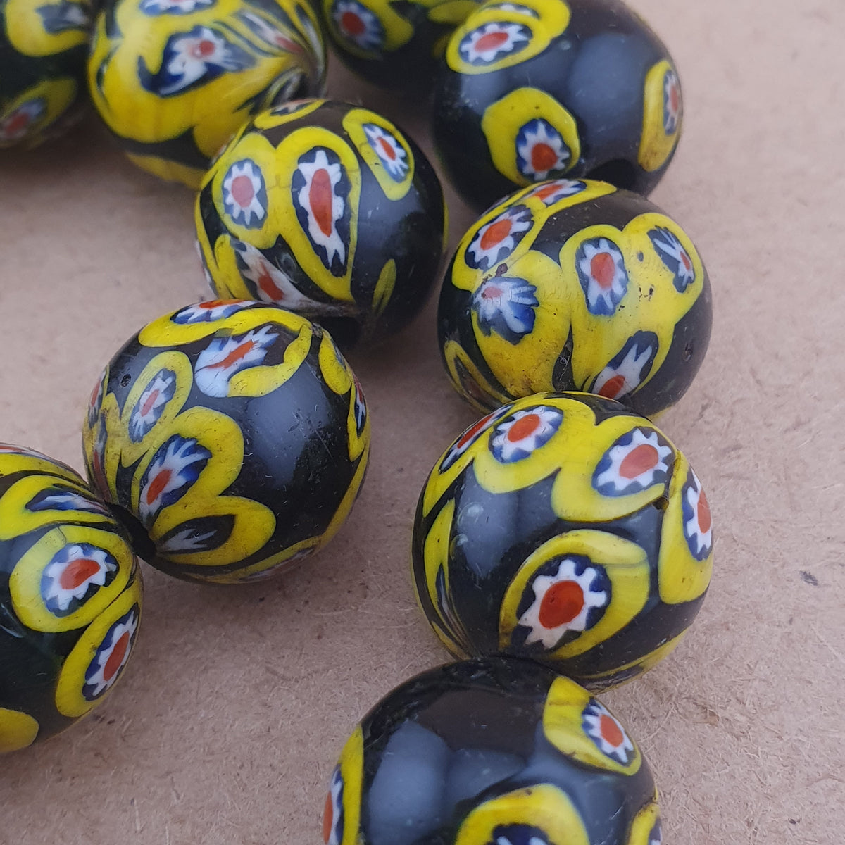 Collier en Perles de Verre Millefiori de Style Murano Ancien 22 Pouces Rangs