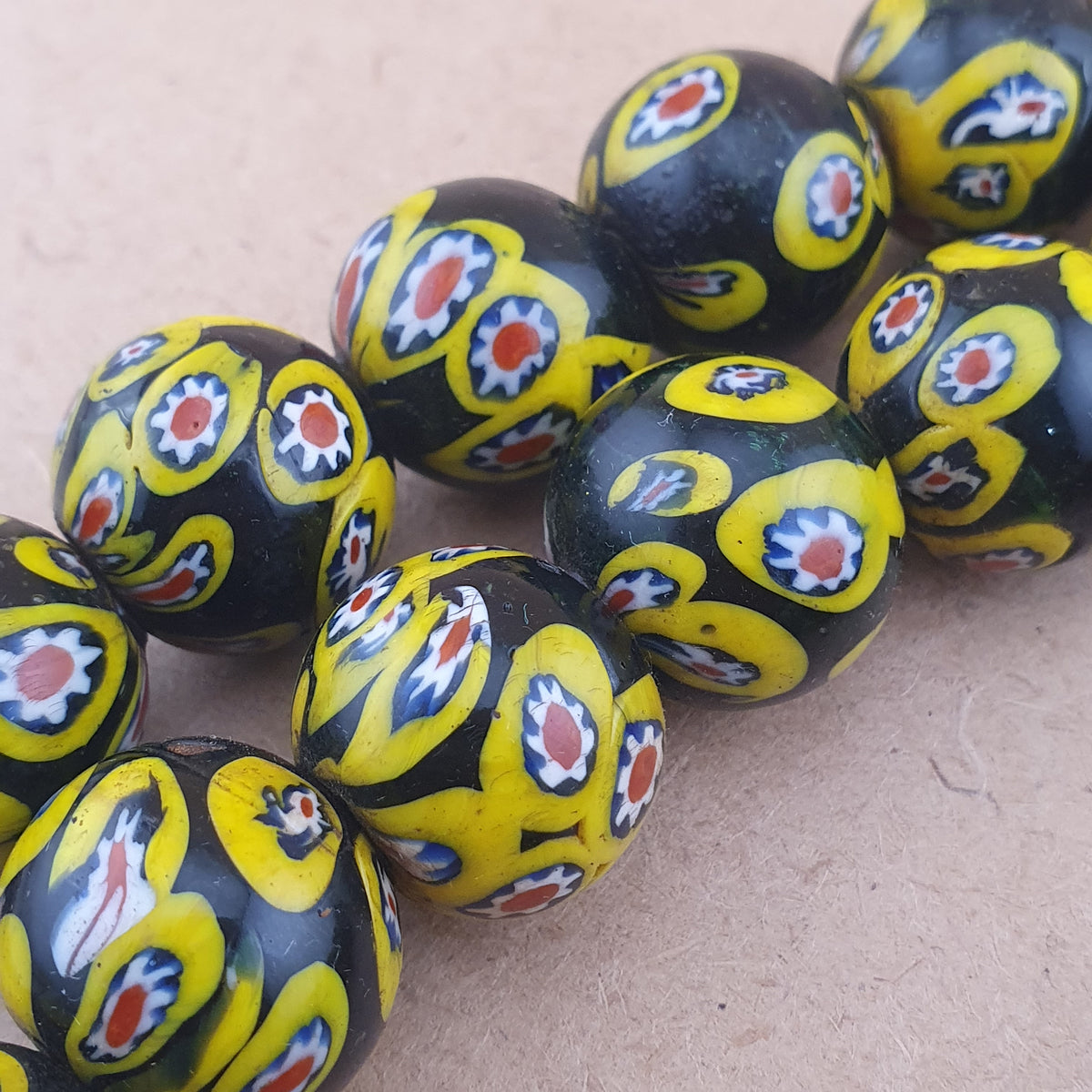 Collier en Perles de Verre Millefiori de Style Murano Ancien 22 Pouces Rangs