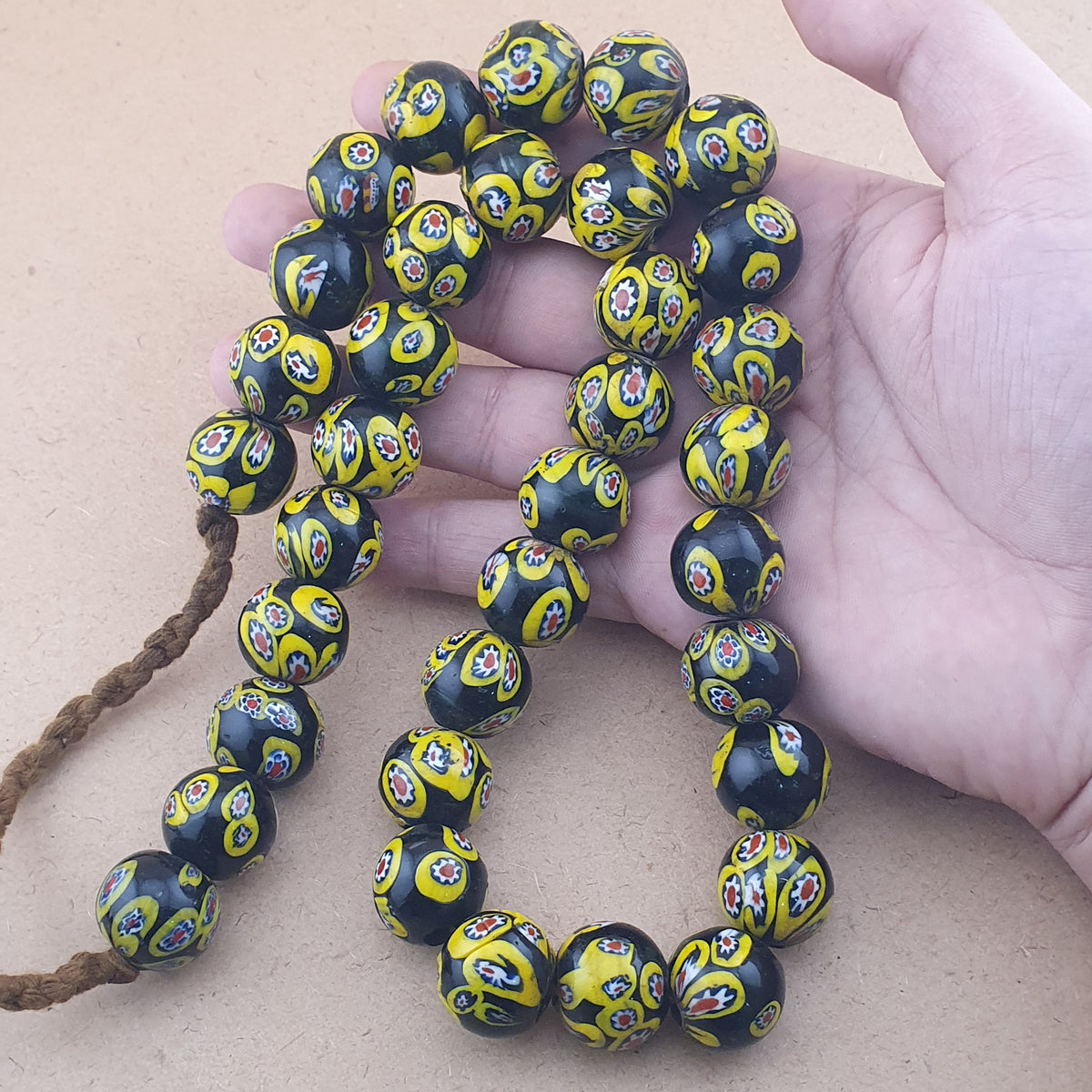 Collier en Perles de Verre Millefiori de Style Murano Ancien 22 Pouces Rangs