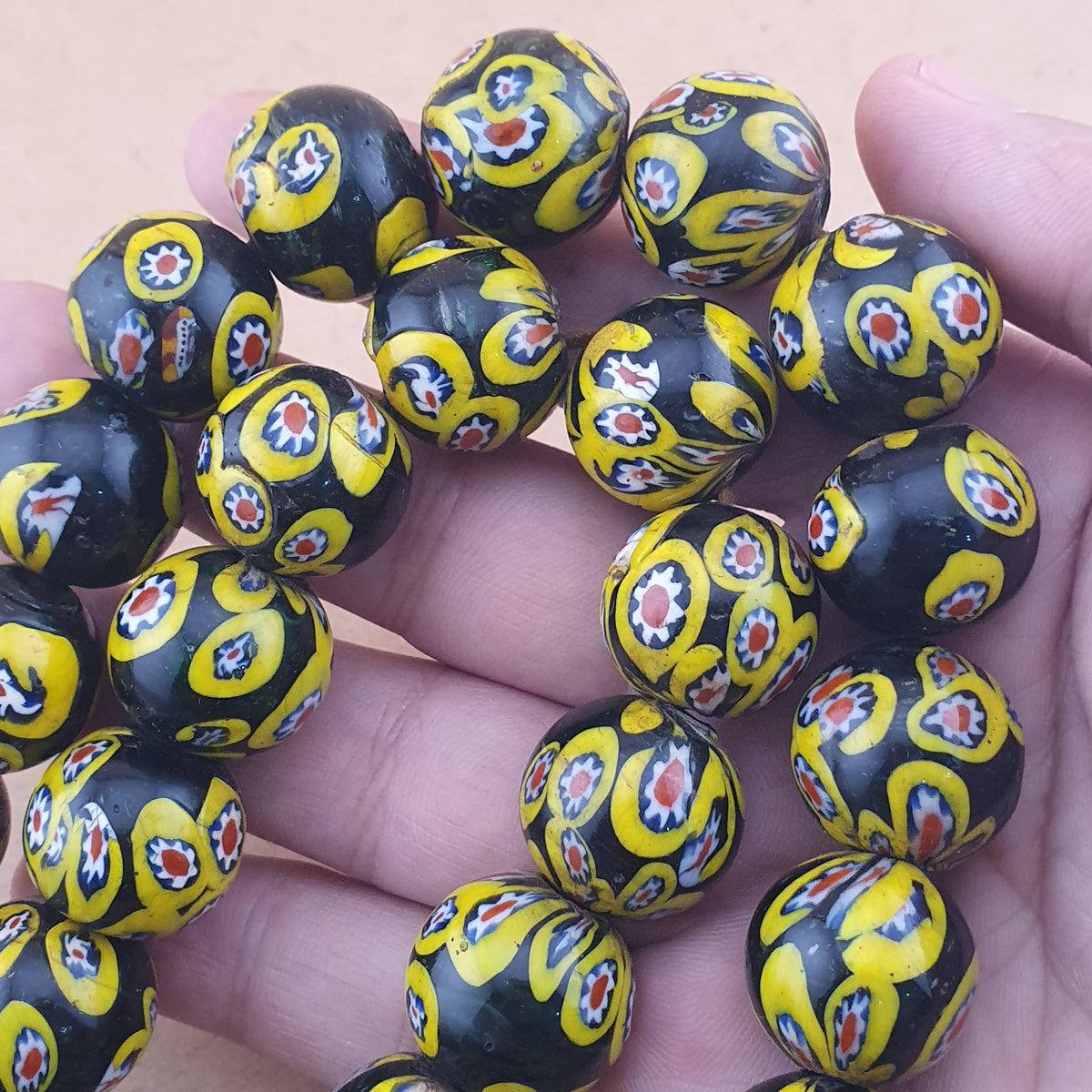 Collier en Perles de Verre Millefiori de Style Murano Ancien 22 Pouces Rangs