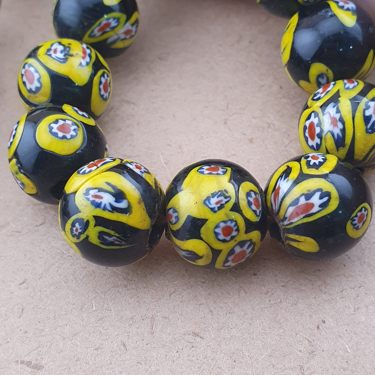 Collier en Perles de Verre Millefiori de Style Murano Ancien 22 Pouces Rangs