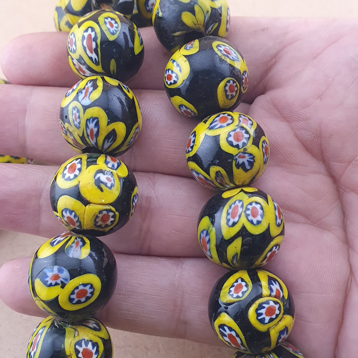 Collier en Perles de Verre Millefiori de Style Murano Ancien 22 Pouces Rangs
