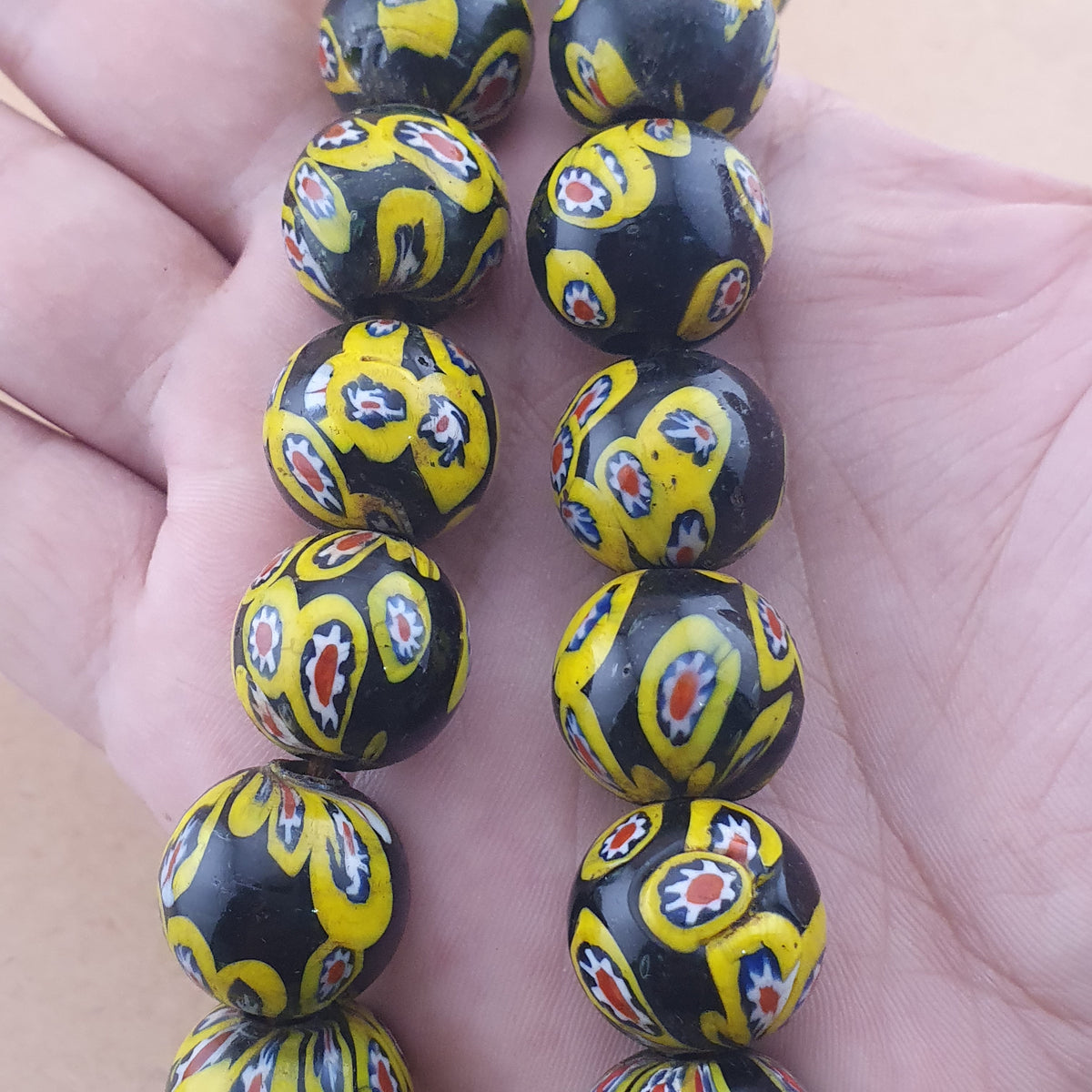 Collier en Perles de Verre Millefiori de Style Murano Ancien 22 Pouces Rangs