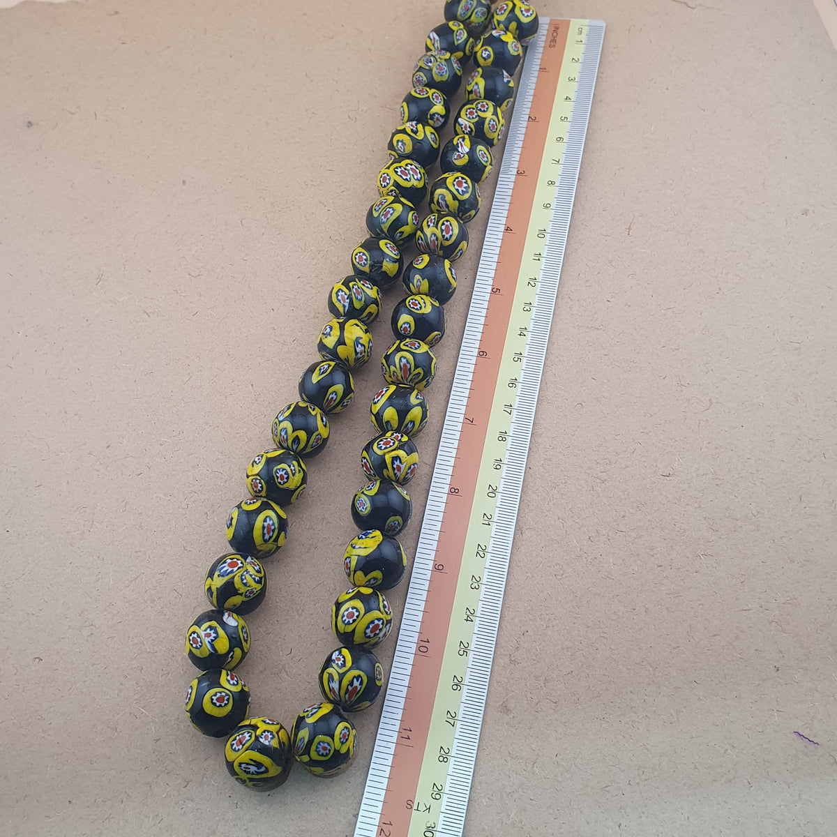 Collier en Perles de Verre Millefiori de Style Murano Ancien 22 Pouces Rangs