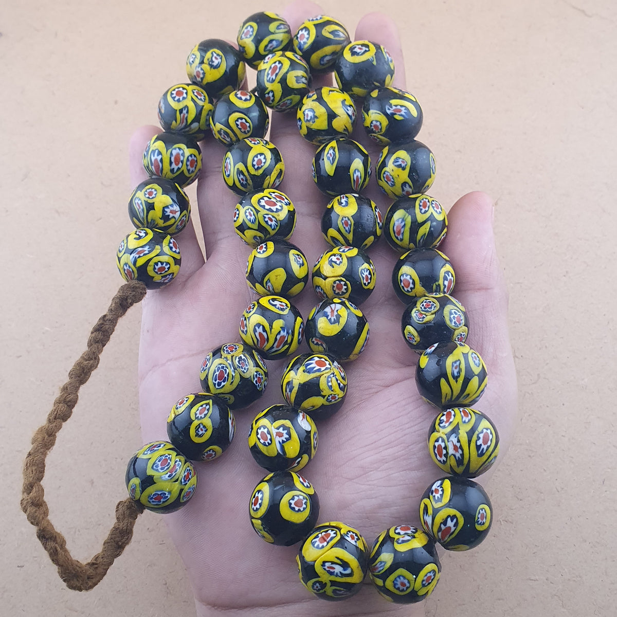 Collier en Perles de Verre Millefiori de Style Murano Ancien 22 Pouces Rangs