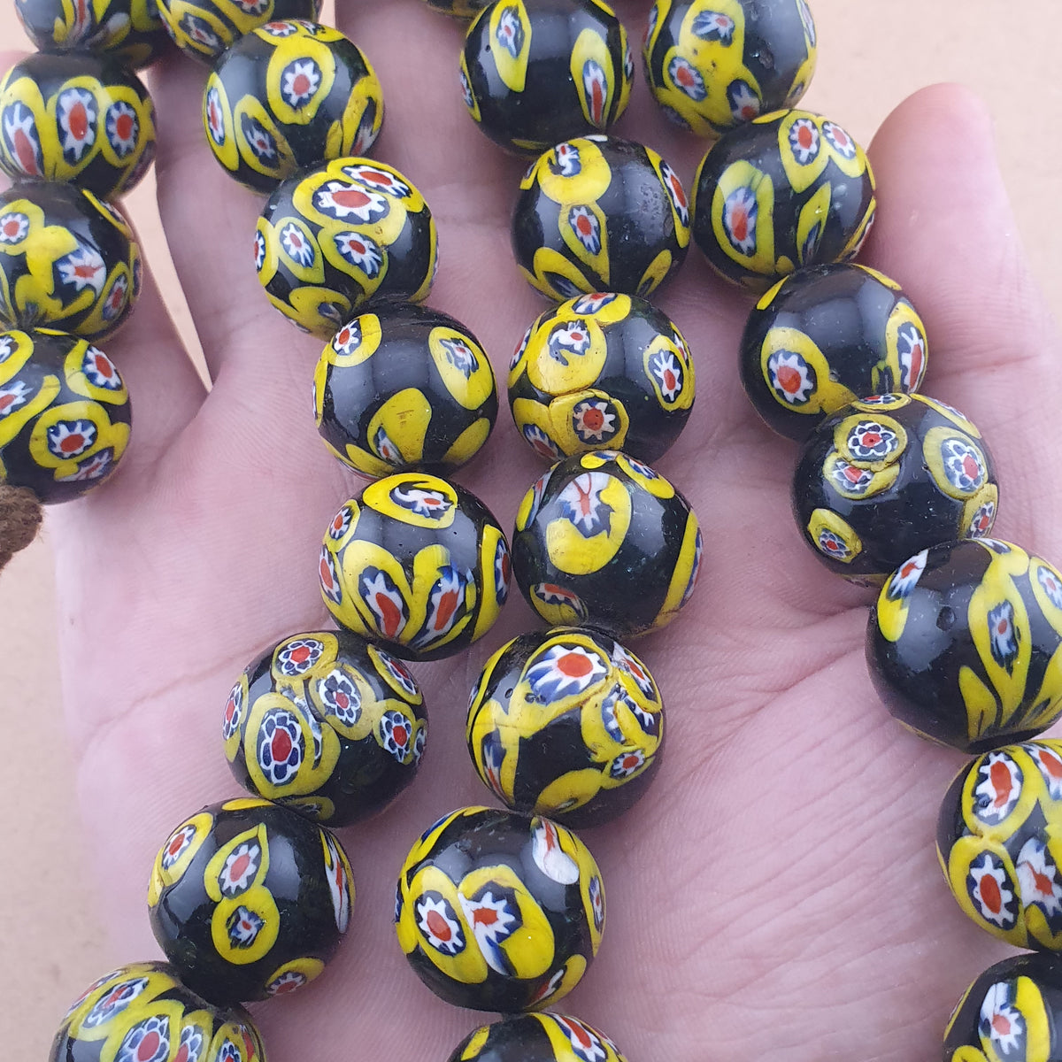 Collier en Perles de Verre Millefiori de Style Murano Ancien 22 Pouces Rangs