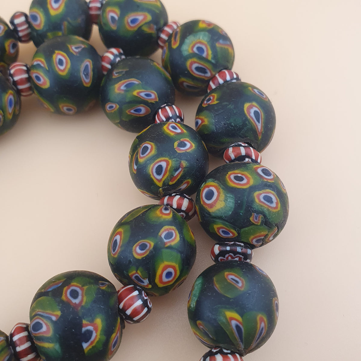 Halskette aus Vintage Glasperlen im venezianischen Stil mit Gabri-Augen und Chevron-Muster