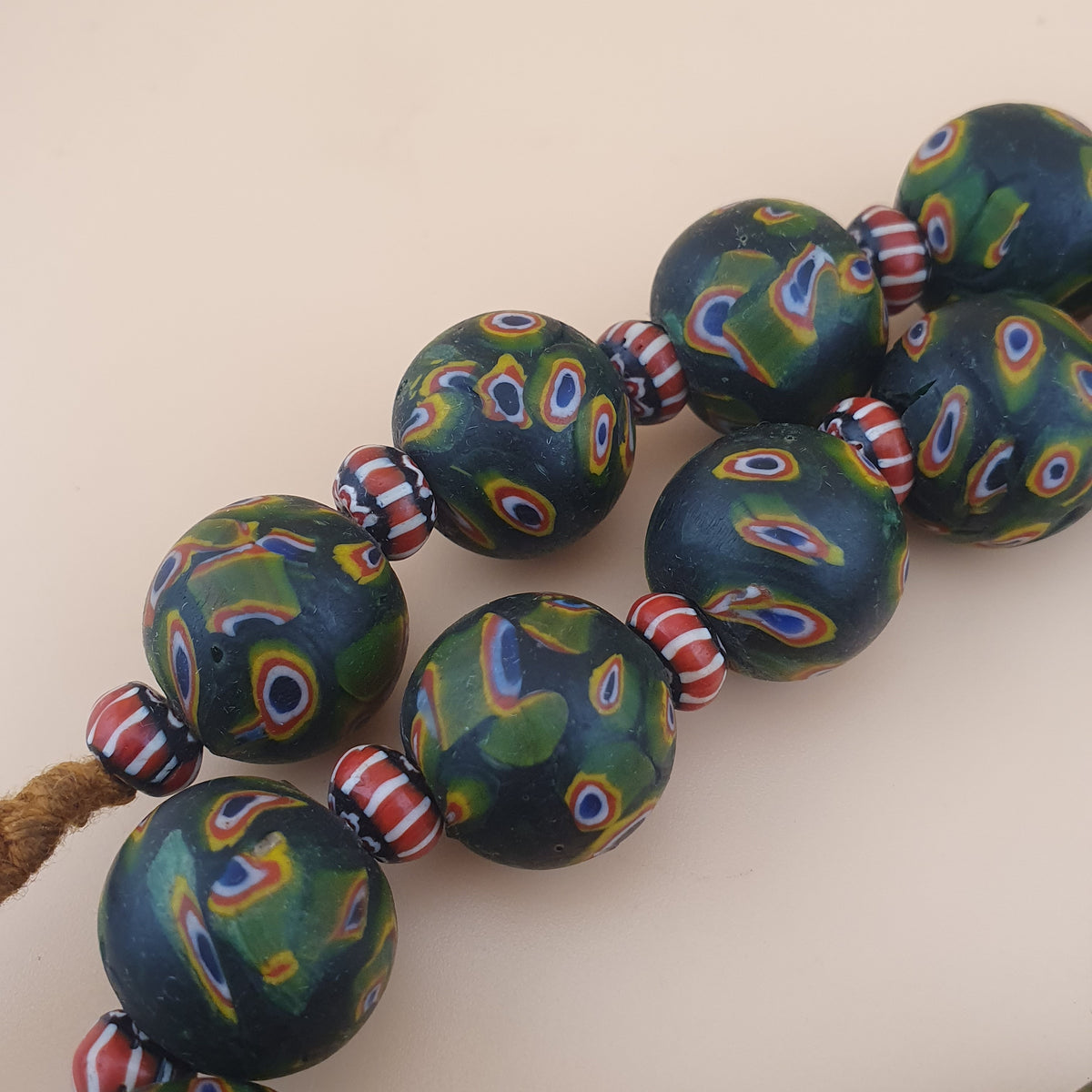 Halskette aus Vintage Glasperlen im venezianischen Stil mit Gabri-Augen und Chevron-Muster